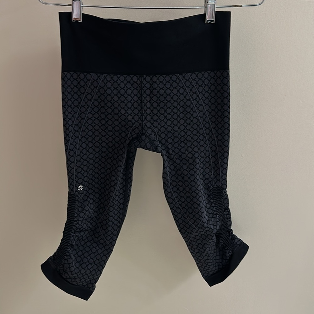 Lululemon women’s size 4, gray and blackpants/leggings